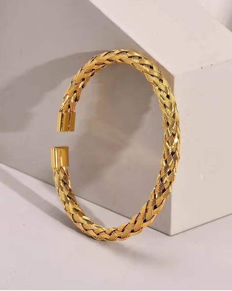 Zivnaaz Braided Gold Bracelet