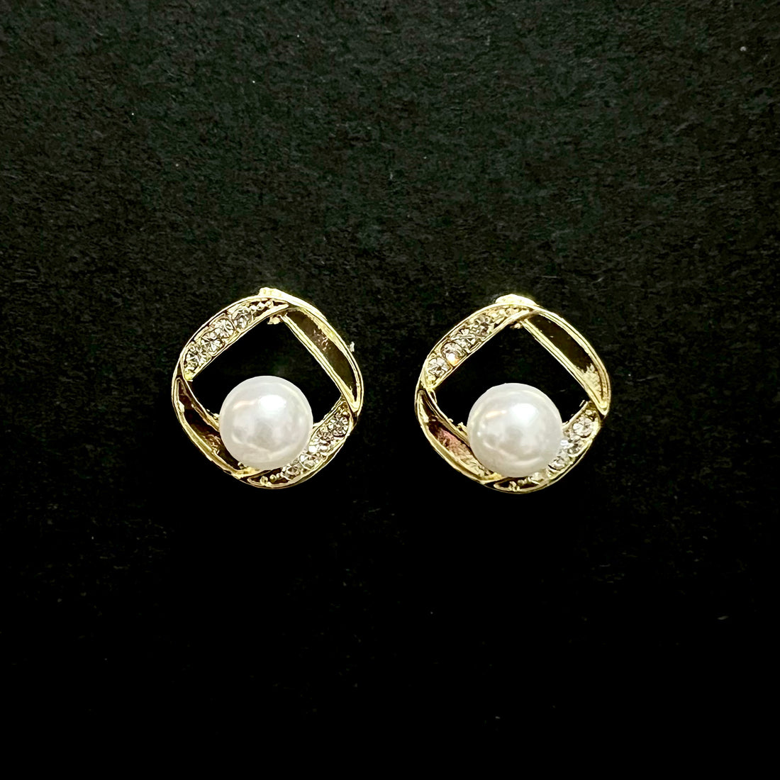 Zivnaaz Diamond Frame Pearl Studs