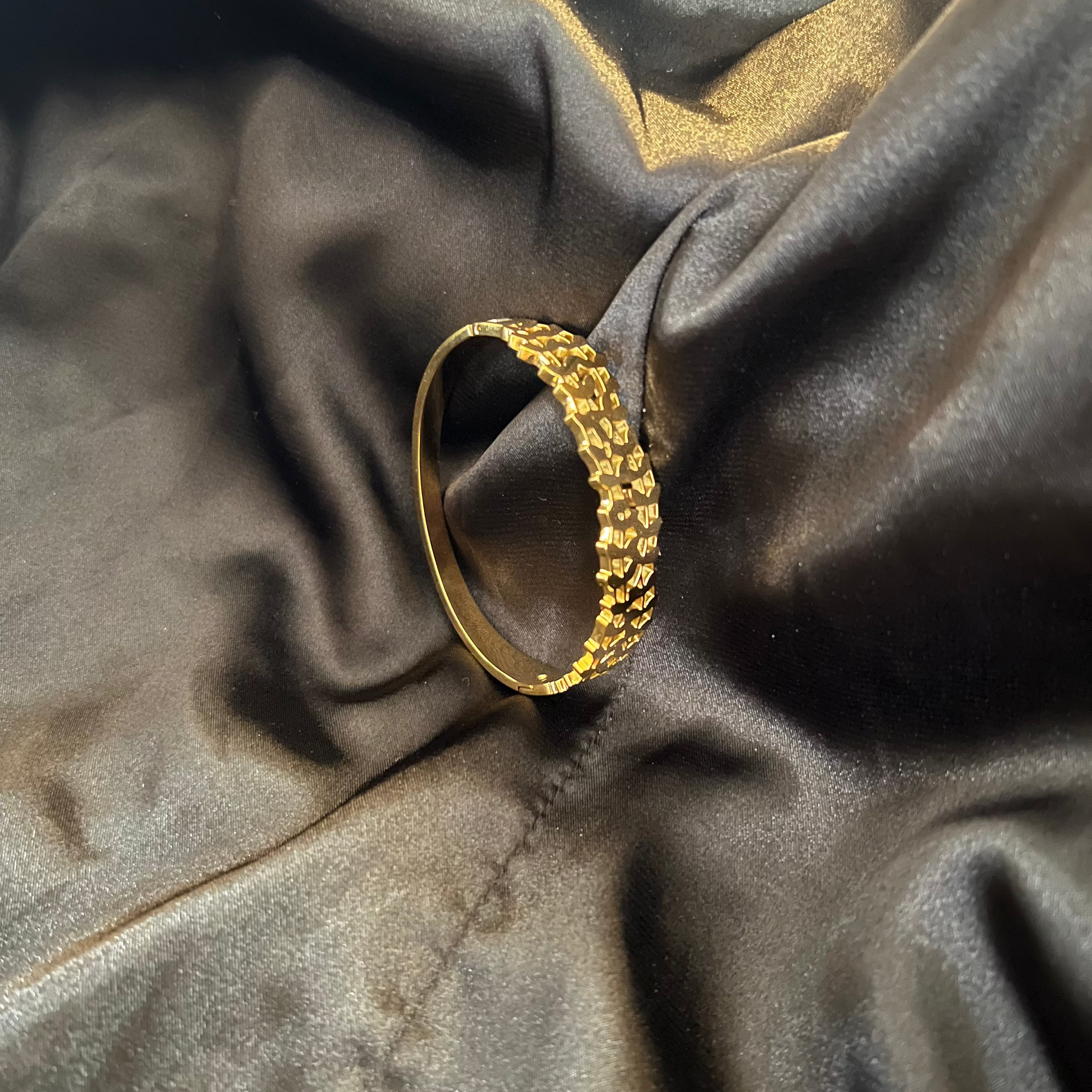 Zivnaaz Golden Petals Bracelet