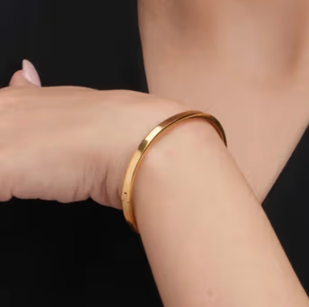 Zivnaaz Plain Gold Bangle Bracelet